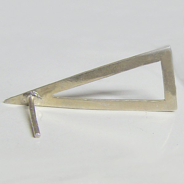 (e1144)Silver earrings in triangular shape.